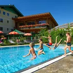 Hotel Wohlfuehlresort Und Feriengut Martinerhof Sankt Martin am Tennengebirge